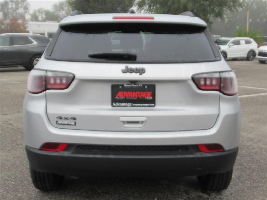 New 2026 Silver Zynith Metallic Clearcoat Jeep Latitude image 5