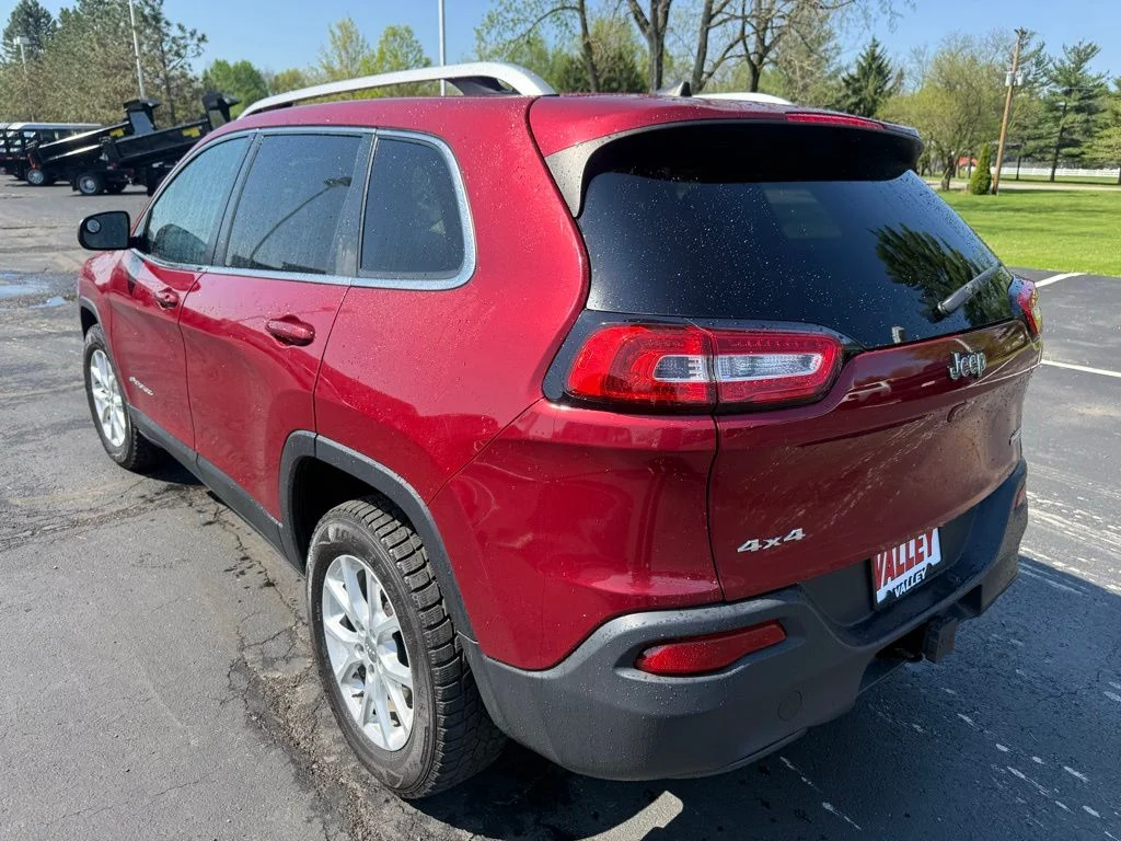 Used 2017 Red Jeep Latitude image 5