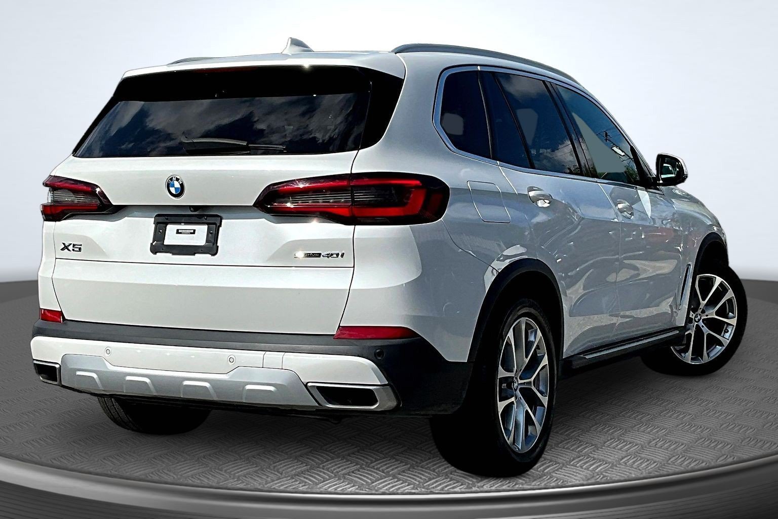 Used 2021 White BMW sDrive40i image 5
