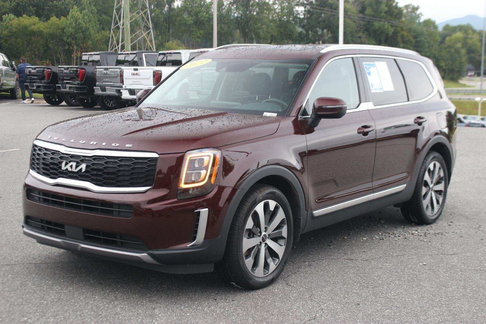 Used 2022 Red Kia EX image 3