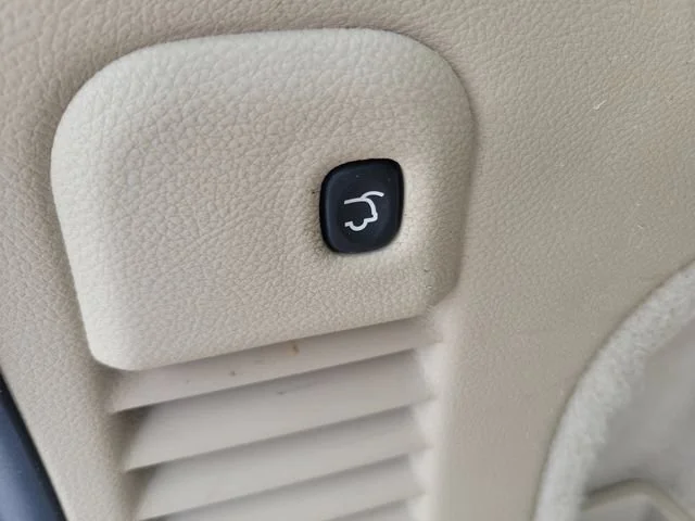 Used 2020 Black Jeep Overland image 10