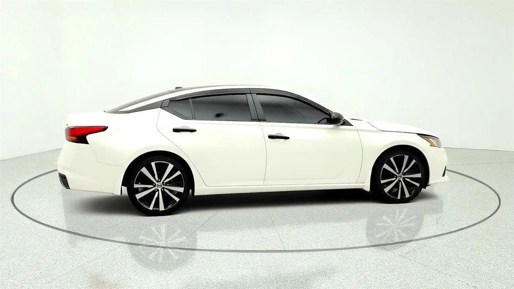 Used 2022 Pearl White Tricoat Nissan 2.5 SR Sedan image 4