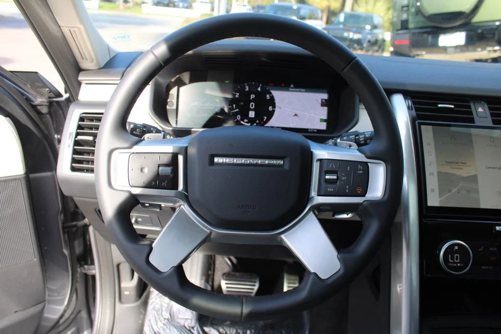 Certified Used 2025  Land Rover Dynamic SE image 17