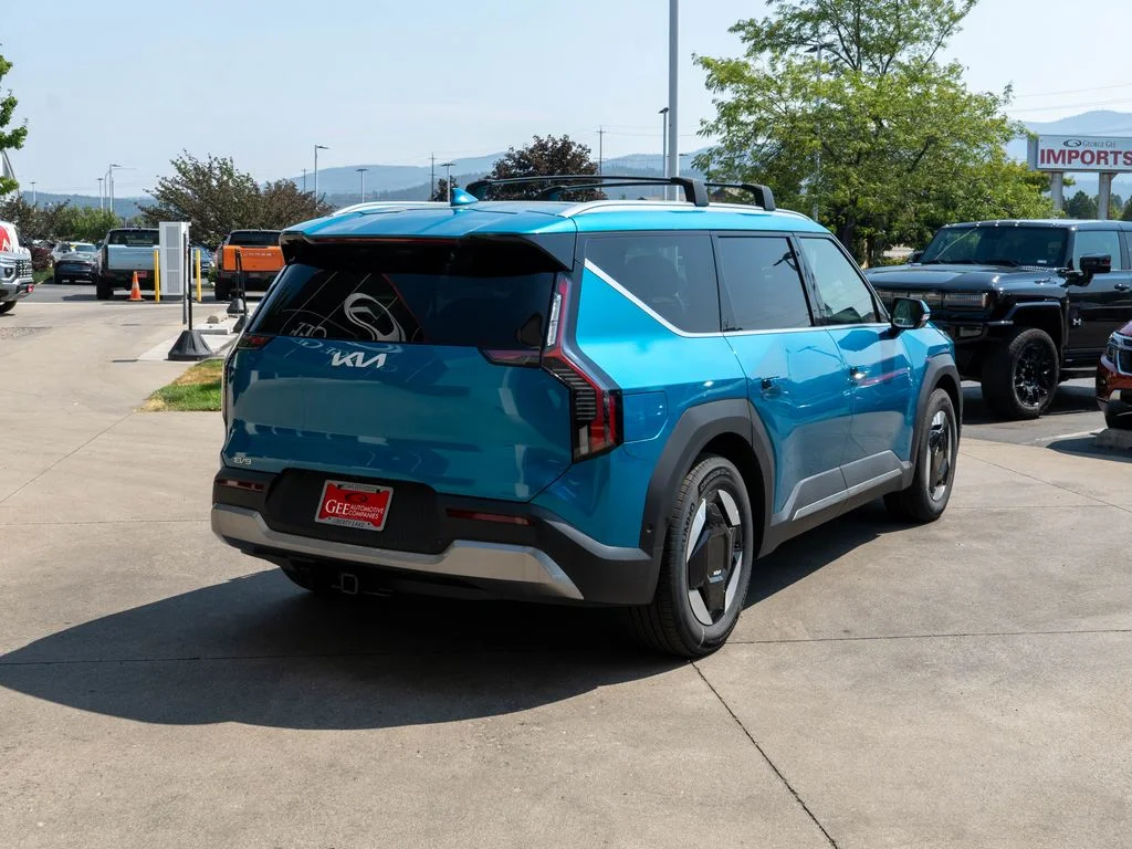 New 2026 Ocean Blue Kia Wind AWD image 7