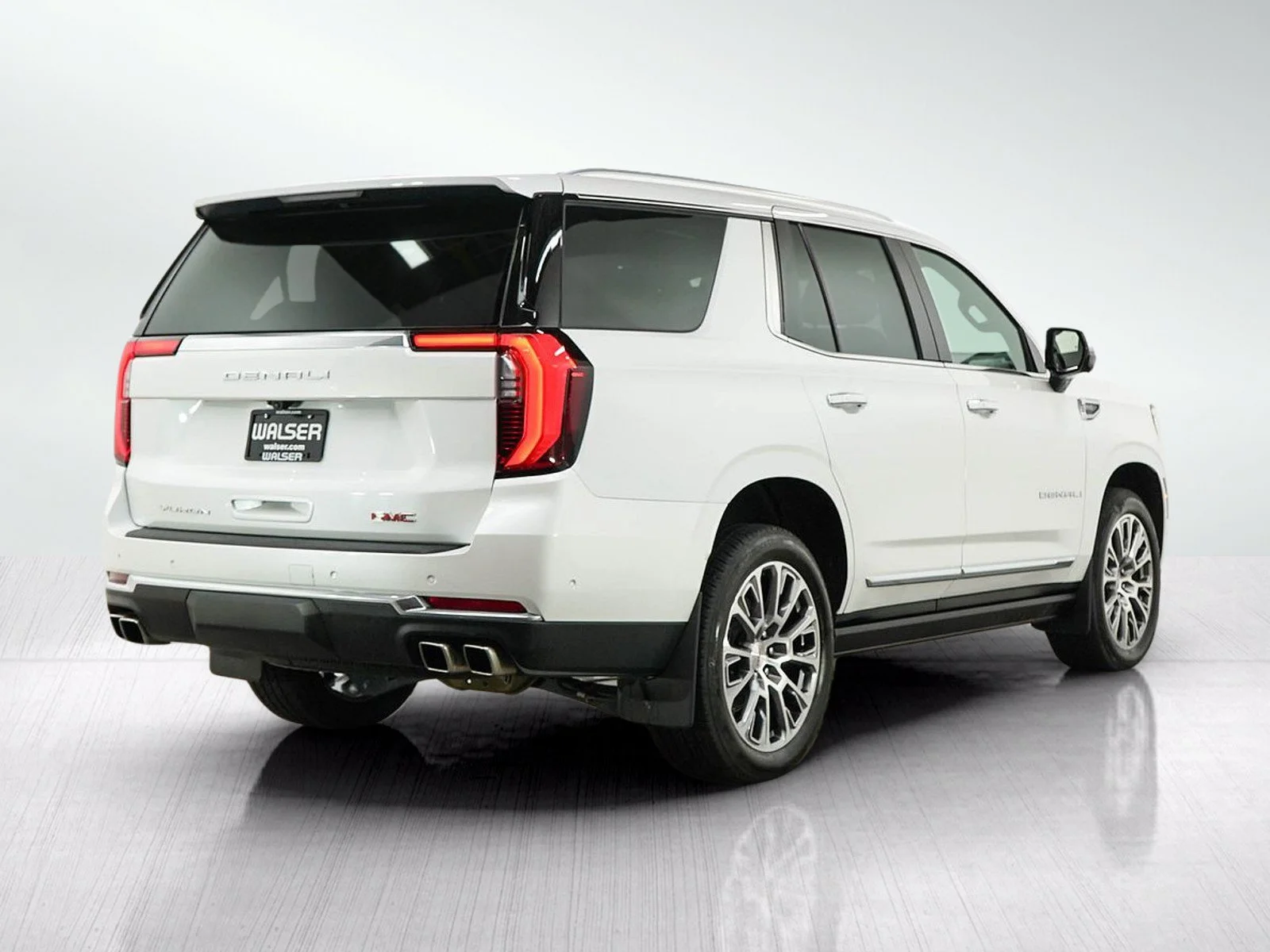 Used 2025 White Frost Tricoat GMC Denali image 5