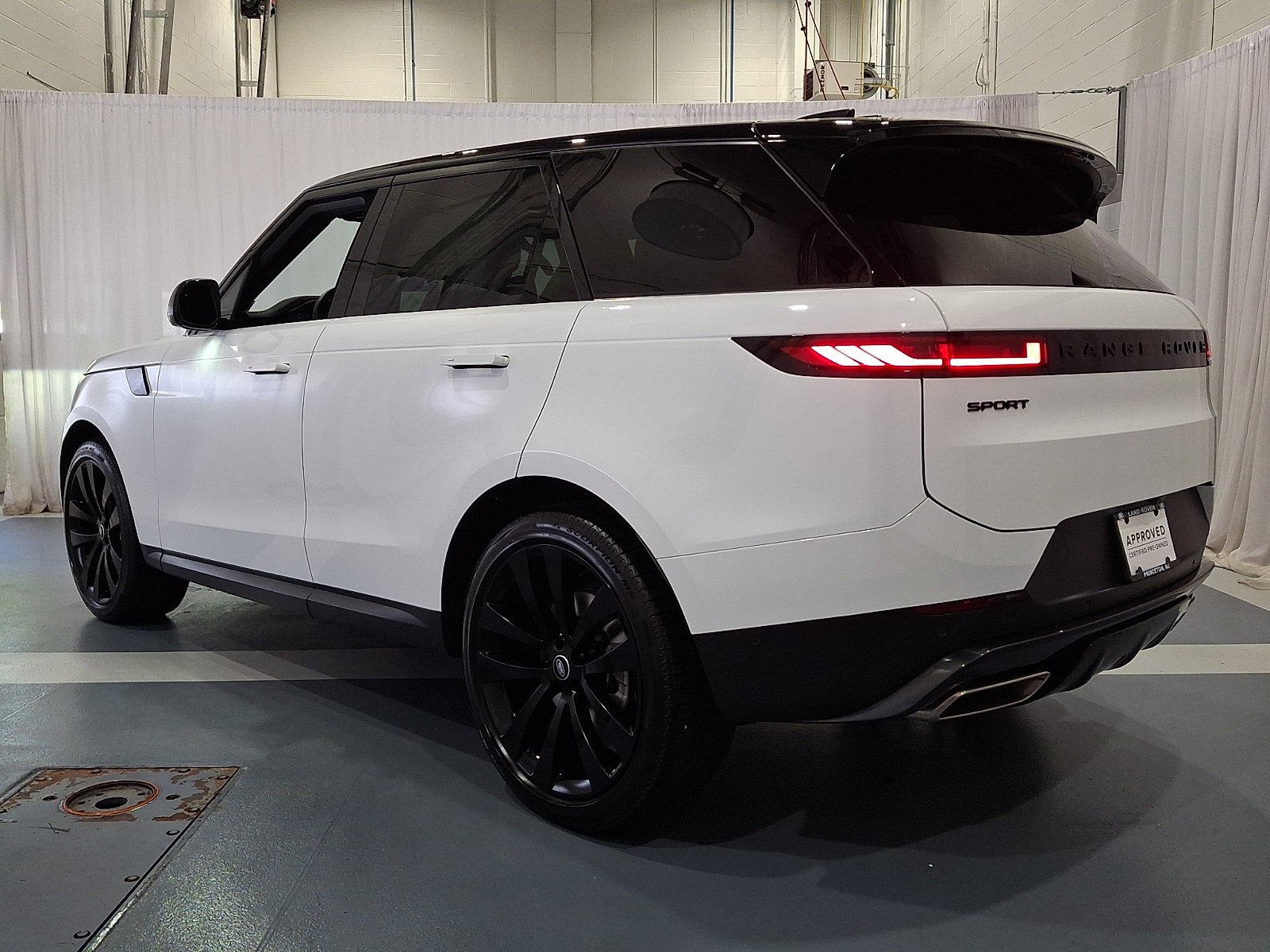 Certified Used 2025 Fuji White Land Rover  image 7
