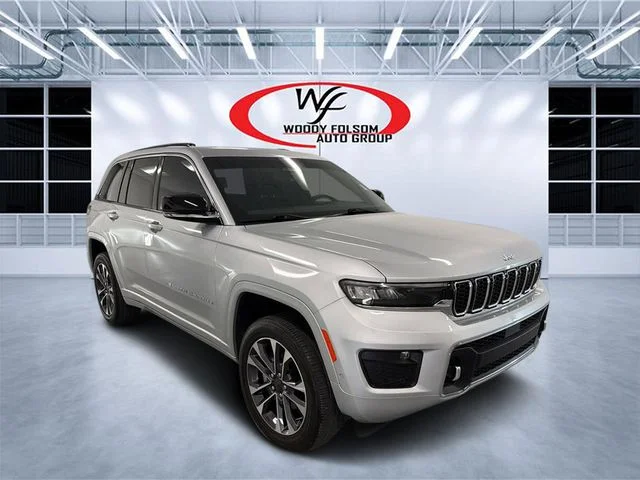 Used 2025 Silver Jeep Overland image 3