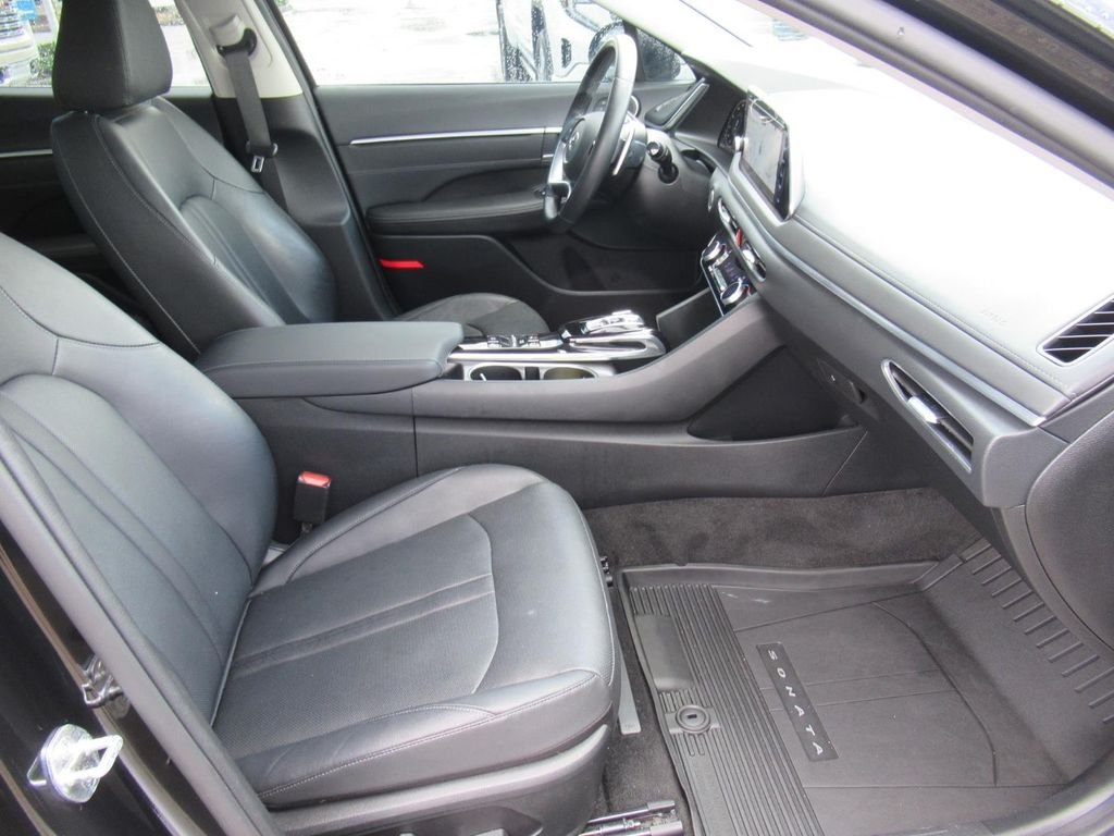 Used 2022 Black Hyundai Limited image 10
