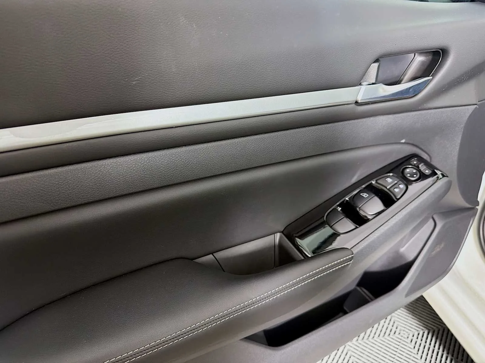 Certified Used 2025 Pearl White Tricoat Nissan SL image 16