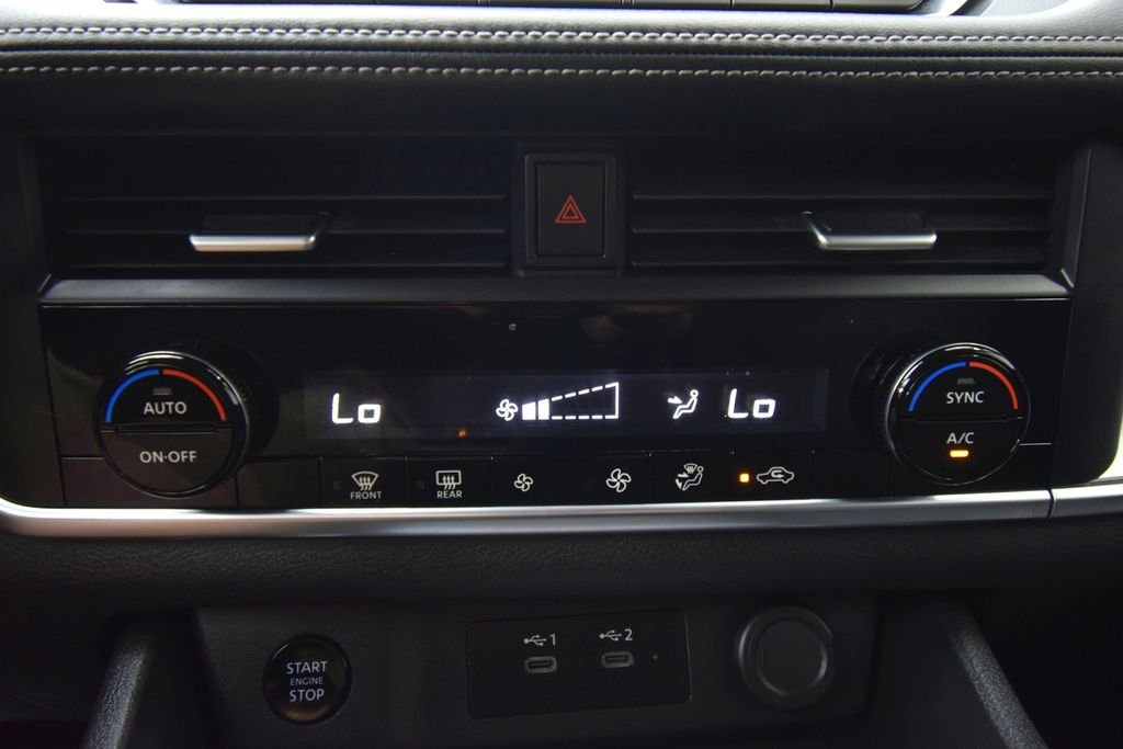 Used 2025 Everest White Pearl Nissan SV image 27