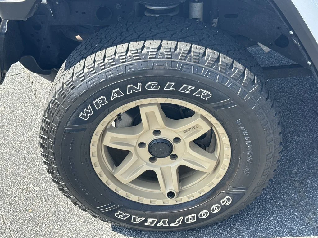 Used 2021 White Jeep Overland image 11