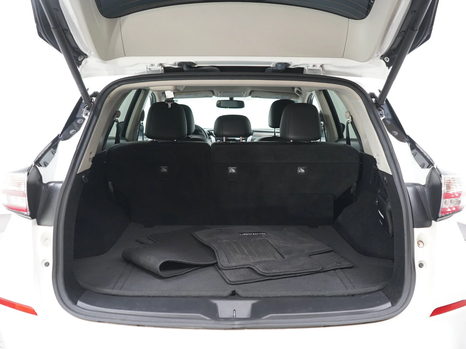 Used 2018 White Nissan SL image 16