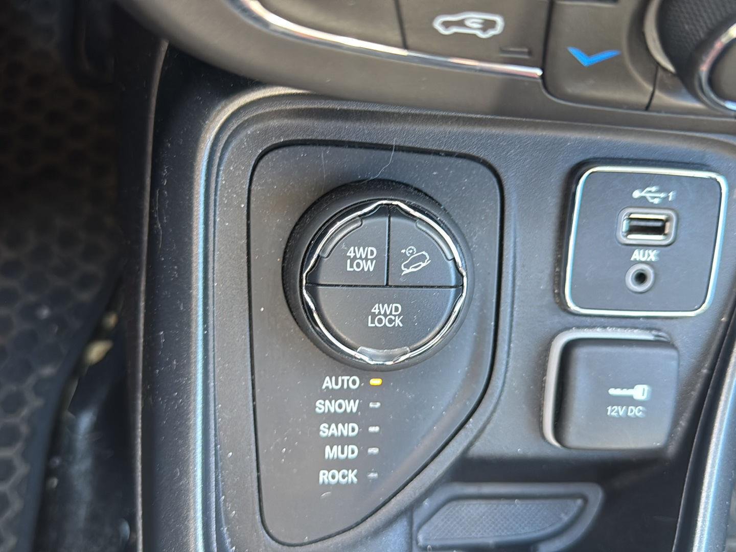 Used 2019 White Clearcoat Jeep Trailhawk image 20