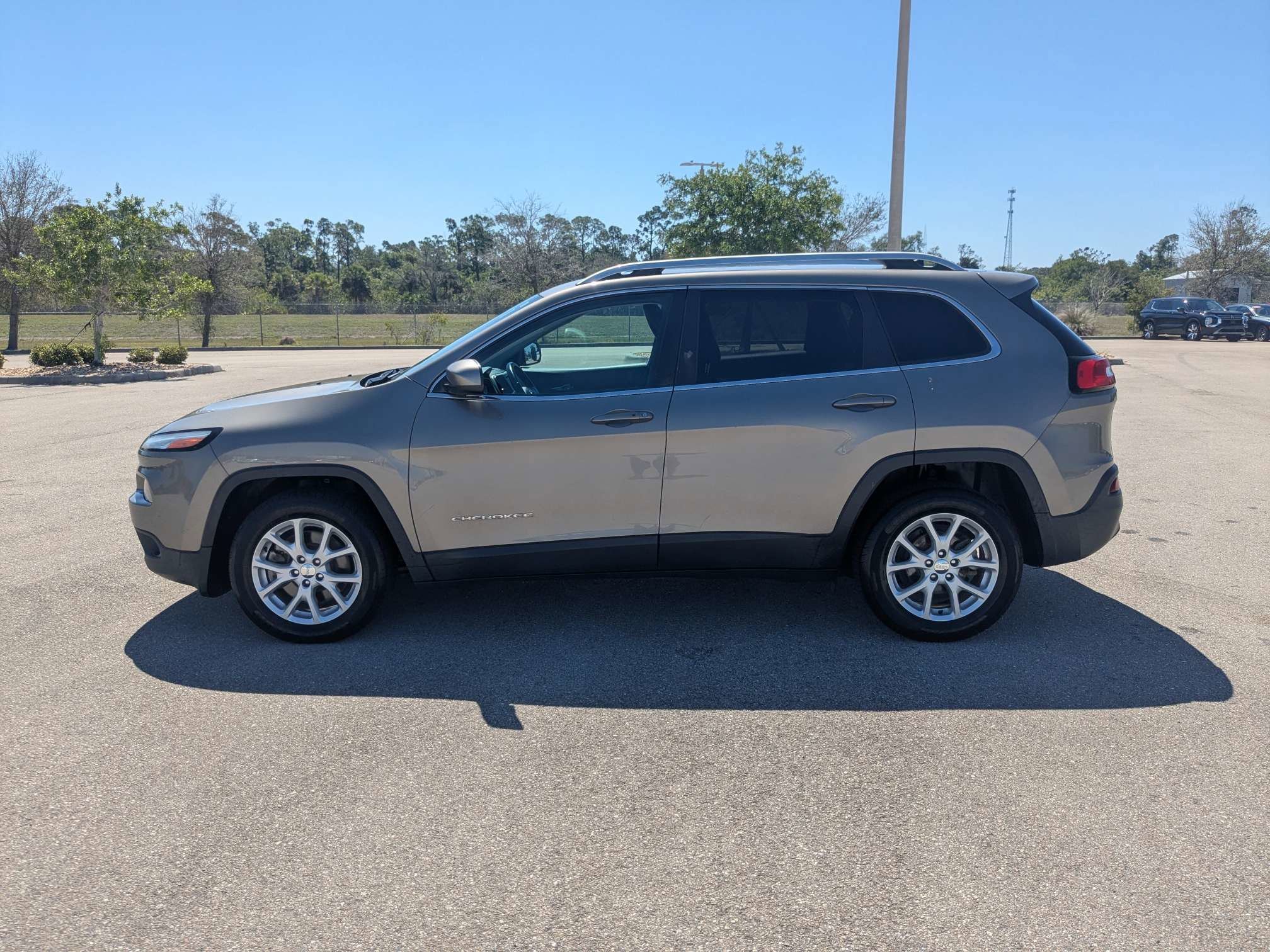 Used 2018 Light Brownstone Pearlcoat Jeep Latitude Plus image 8
