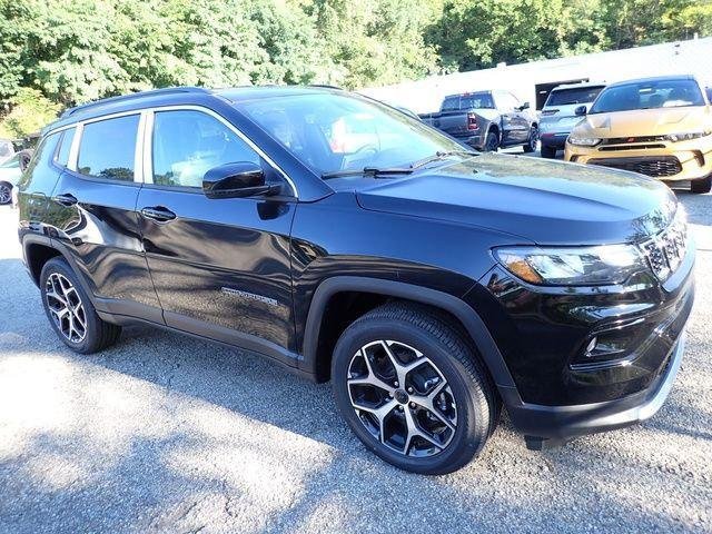 New 2026 Diamond Black Crystal Pearl-Coat Exterior Paint Jeep Limited image 9