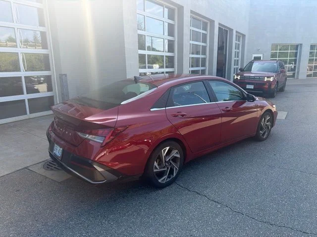 Used 2025 Red Hyundai SEL Convenience image 2