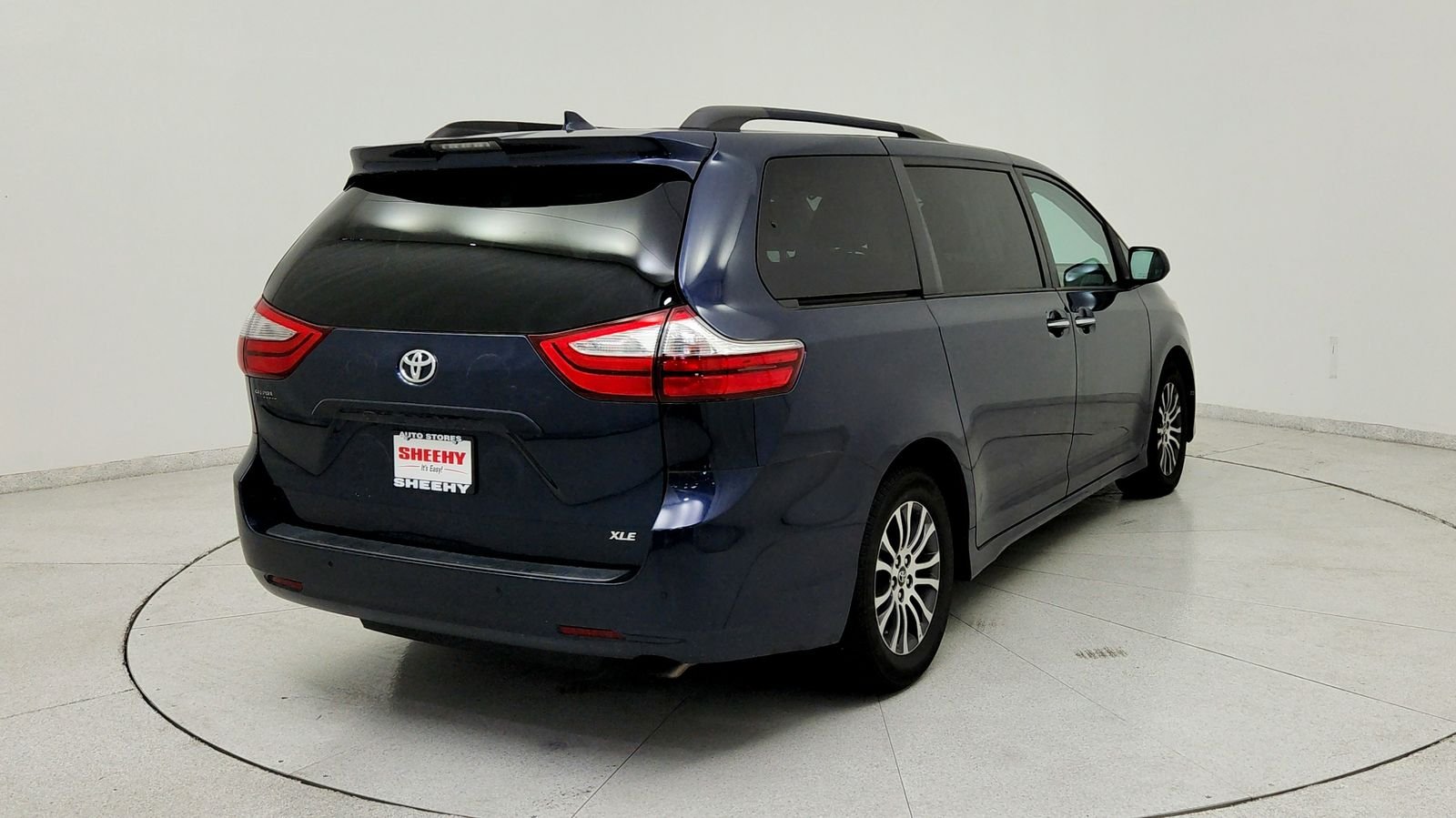 Used 2019 Beige Toyota XLE Premium image 6