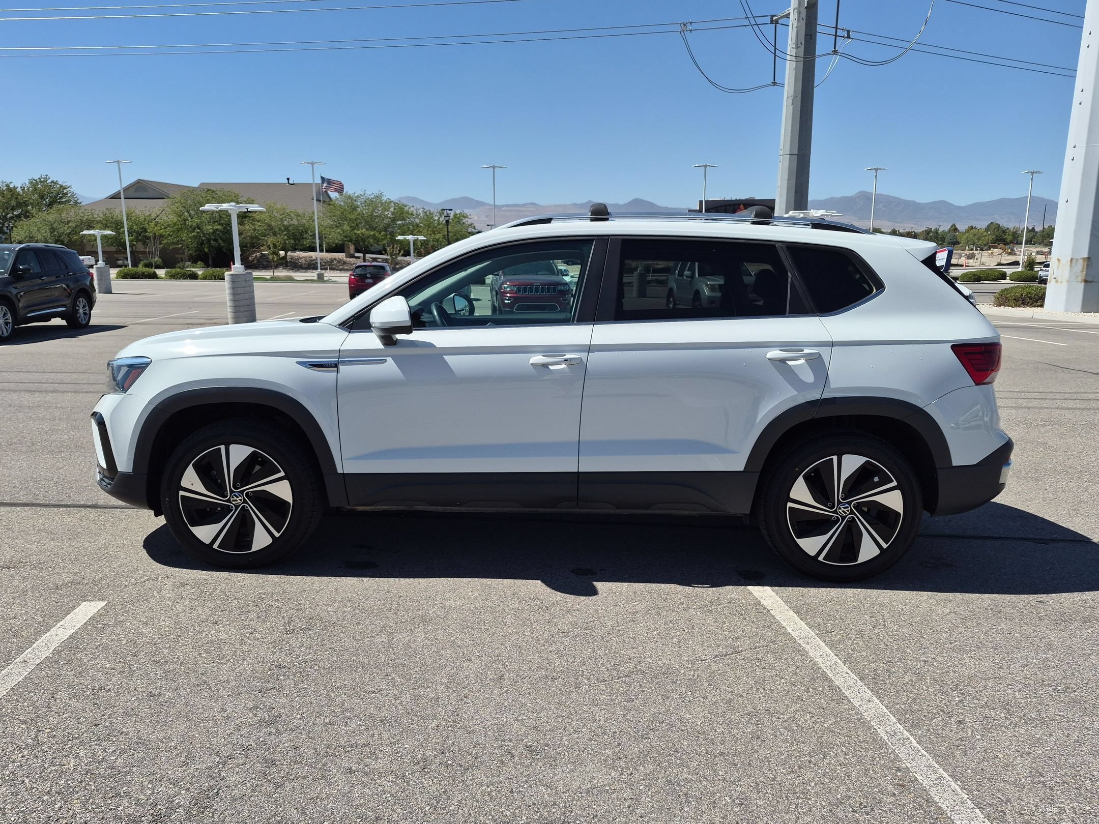 Used 2024 White Volkswagen SE image 7
