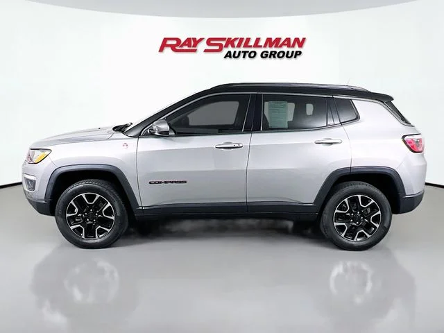 Used 2019 Silver Jeep Trailhawk image 4