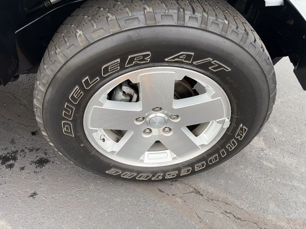 Used 2009 Silver Jeep Sahara image 10