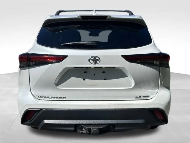 Used 2022 Beige Toyota XLE image 4