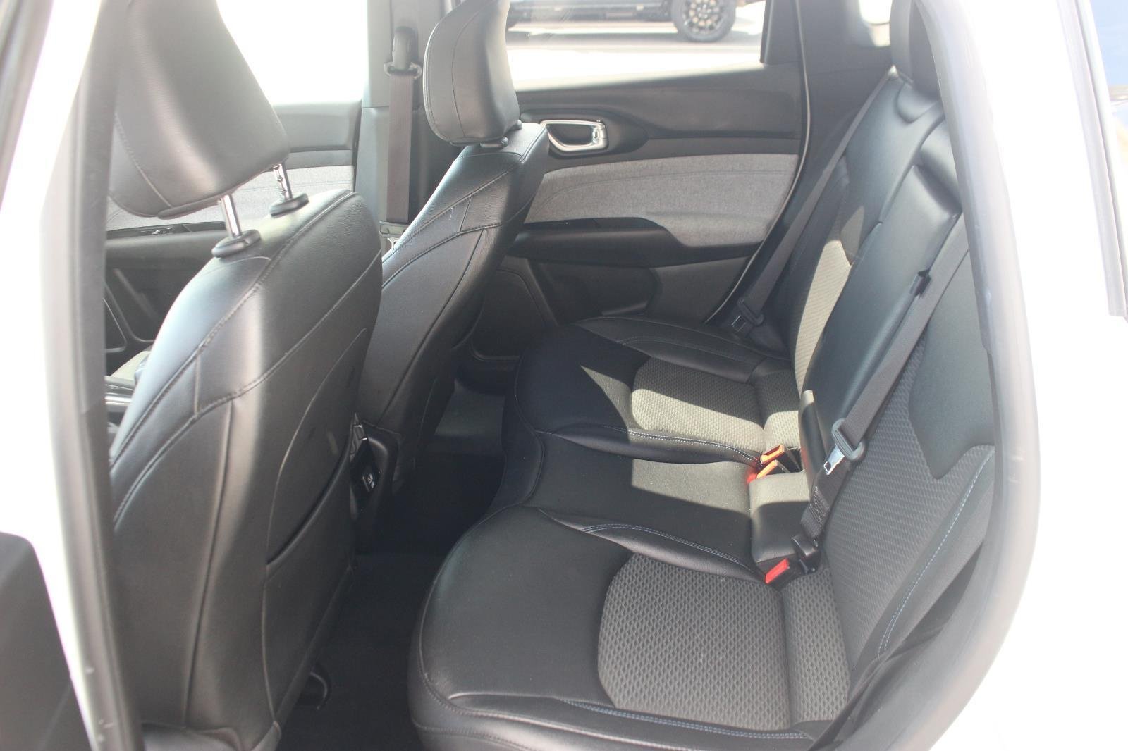 Used 2024 White Jeep Latitude image 32