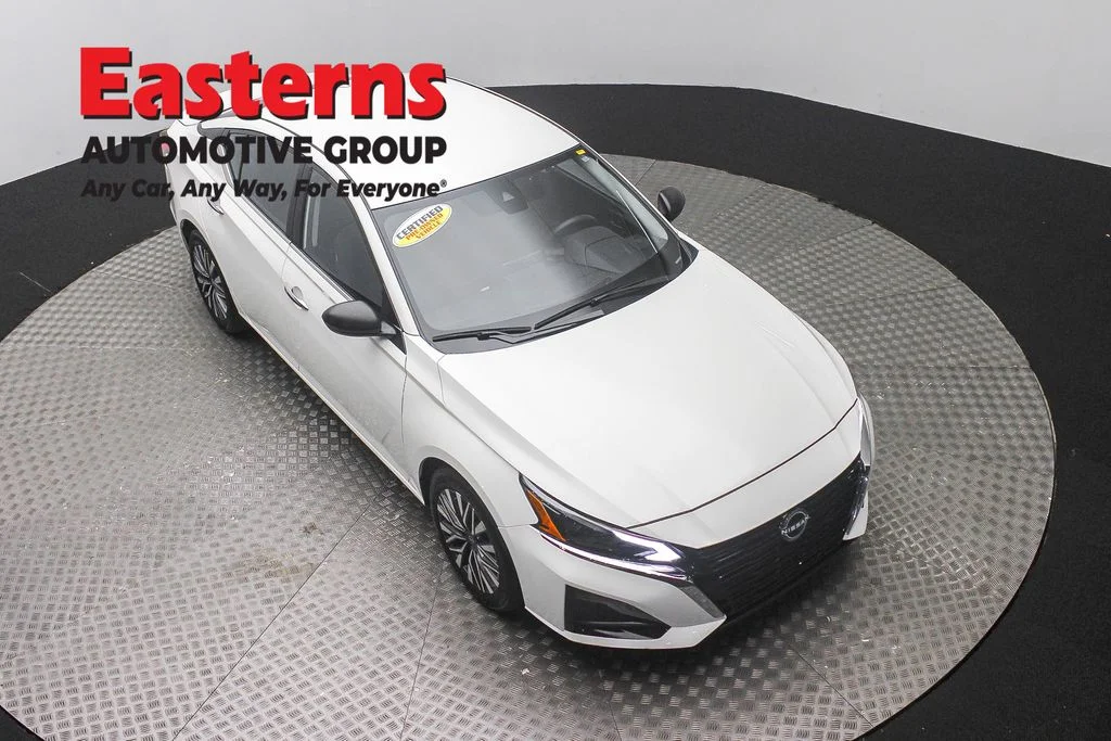 Used 2025 White Nissan 2.5 SV image 3