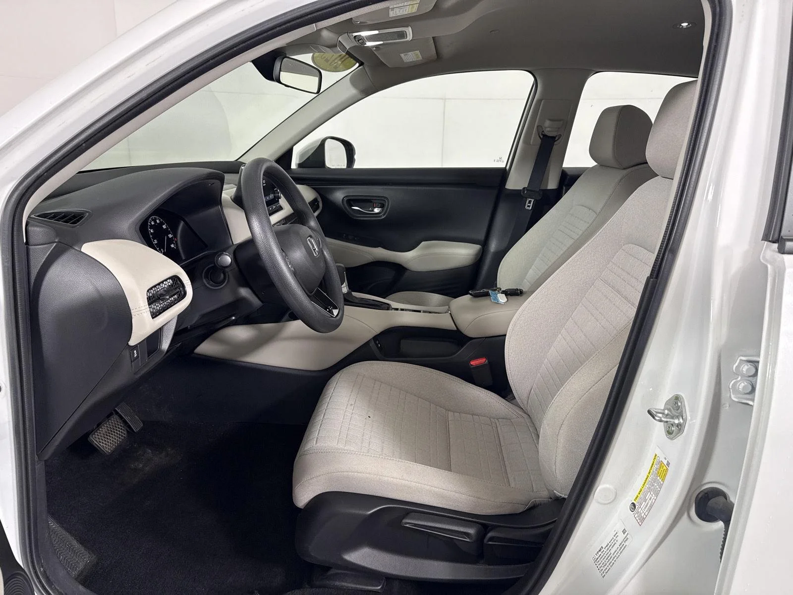 Used 2025 Platinum White Pearl Honda LX image 12