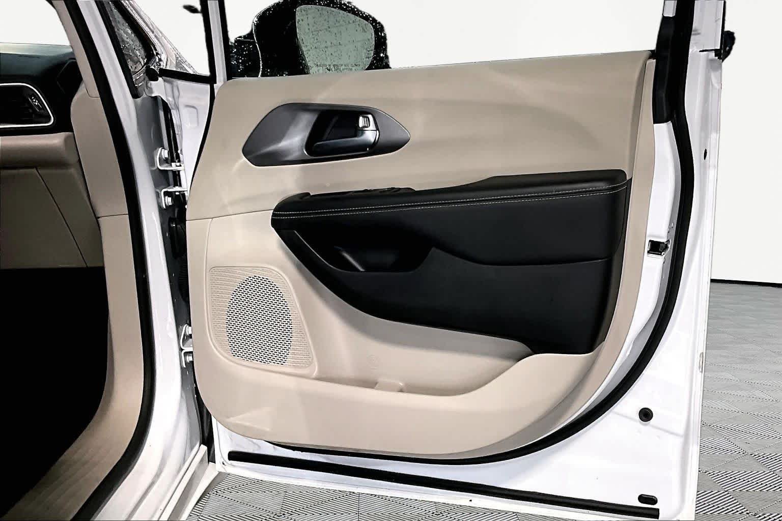 Used 2024 Bright White Clearcoat Chrysler Touring L image 23