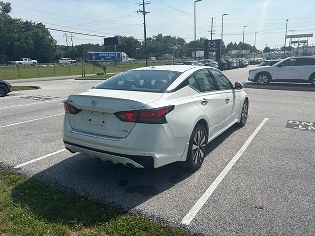 Used 2022 White Nissan 2.5 SL image 6