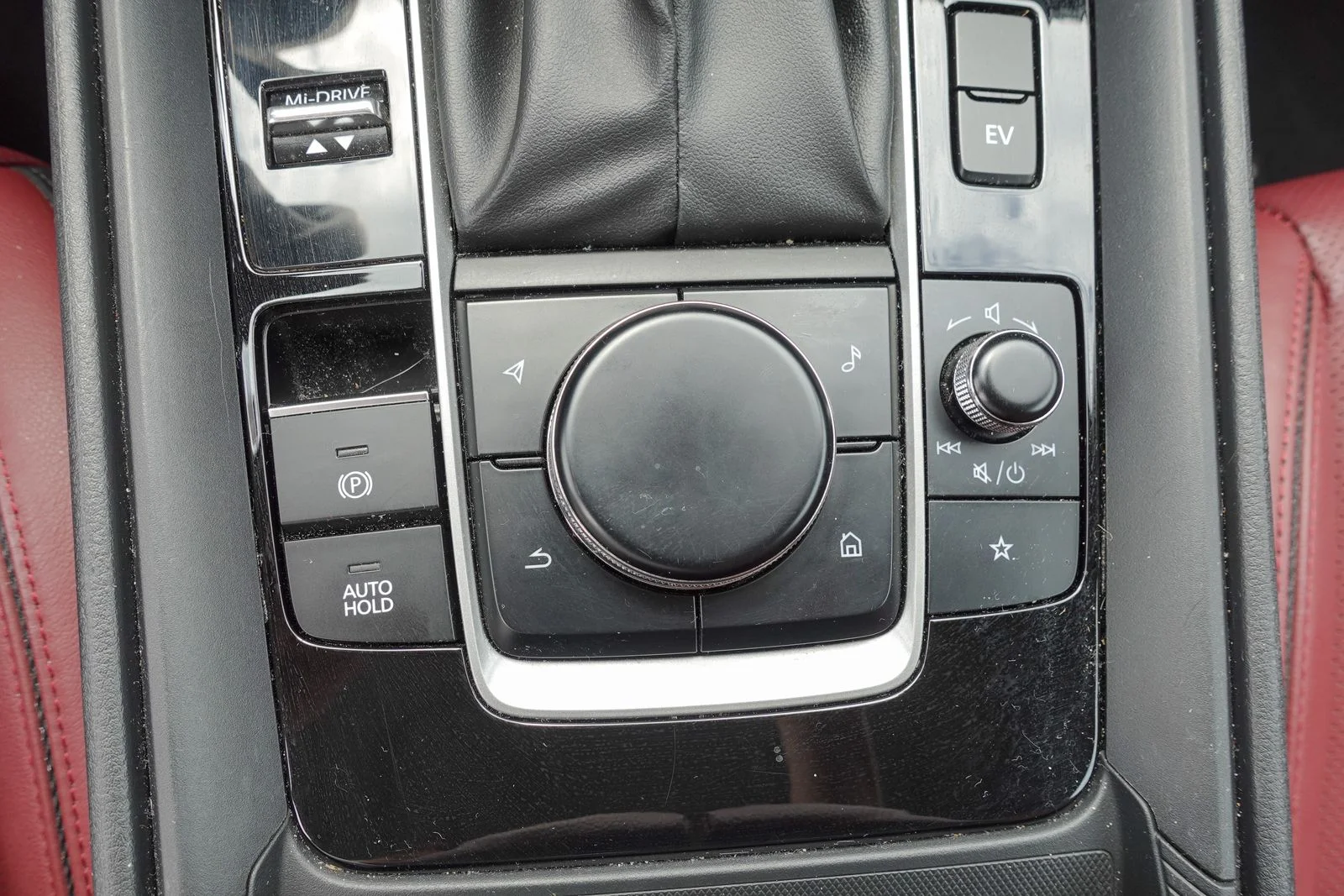 Certified Used 2025 Wind Chill Pearl Mazda Premium image 25