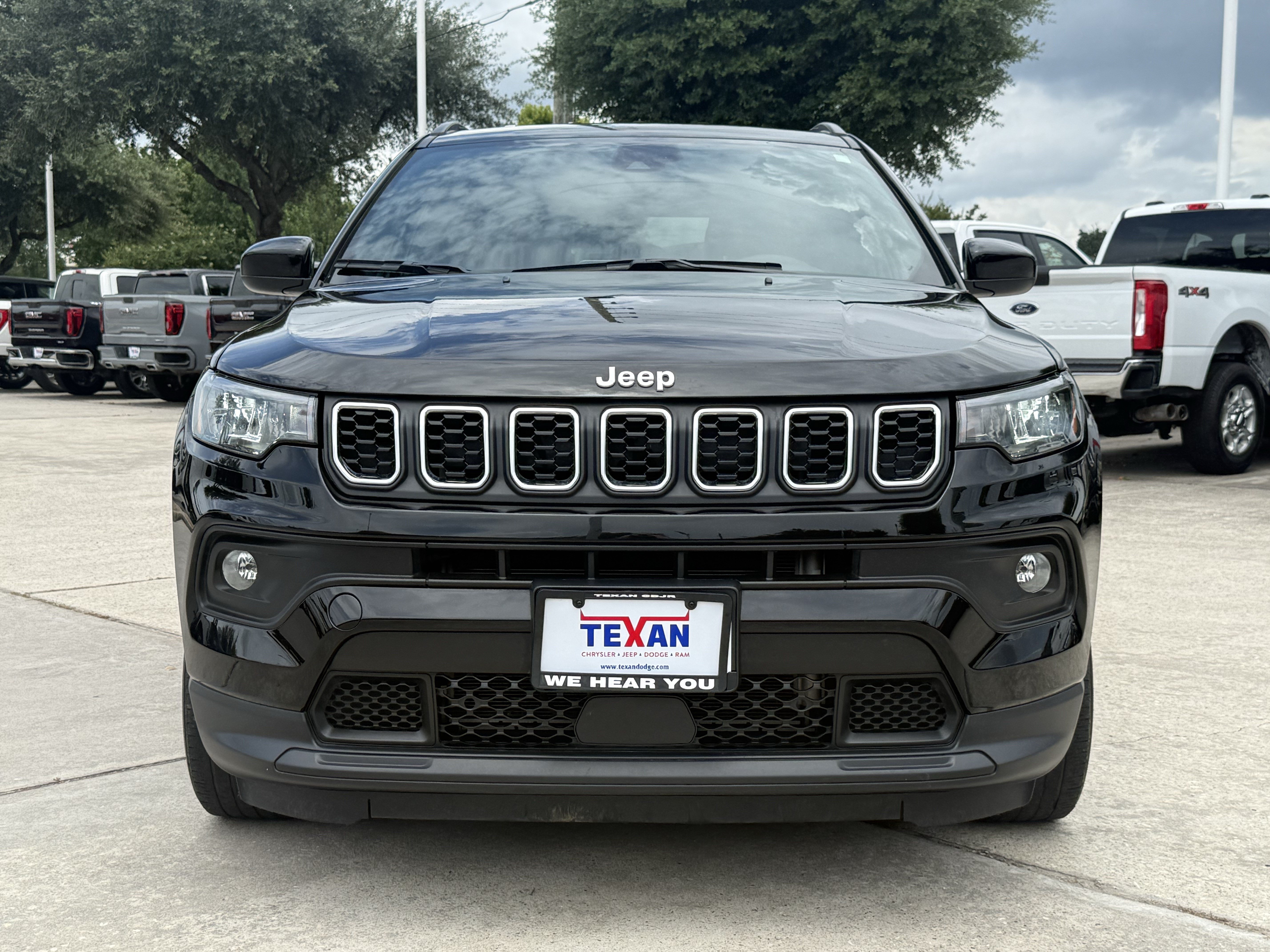 Used 2025 Diamond Black Crystal Pearlcoat Jeep Latitude image 10
