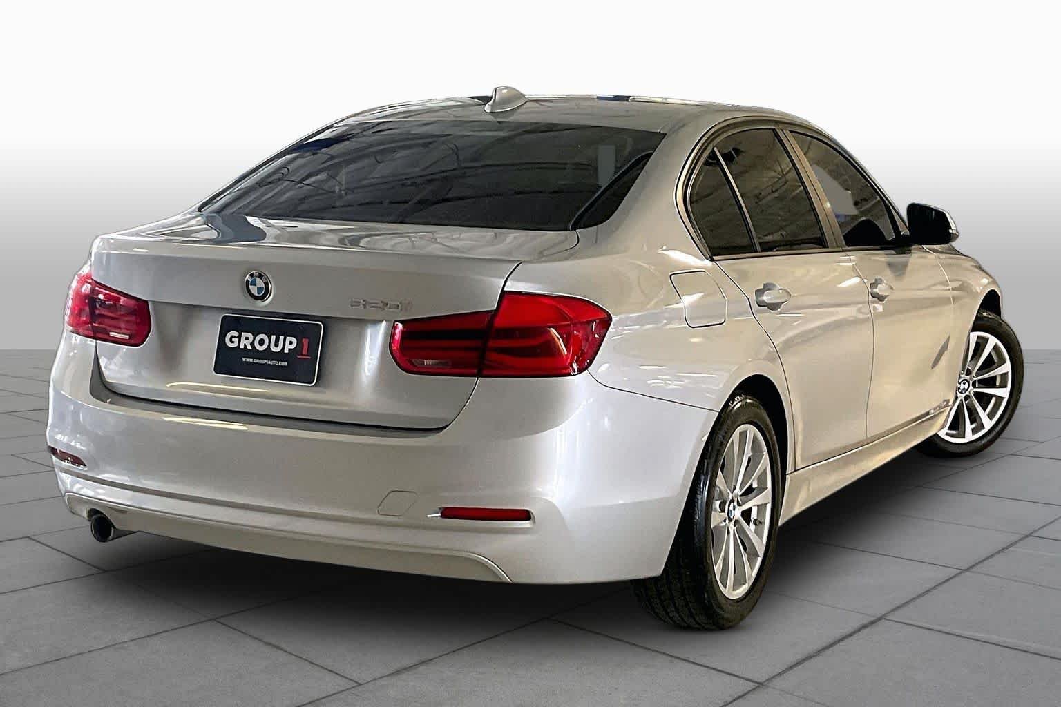 Used 2018 Glacier Silver Metallic BMW 320i image 12