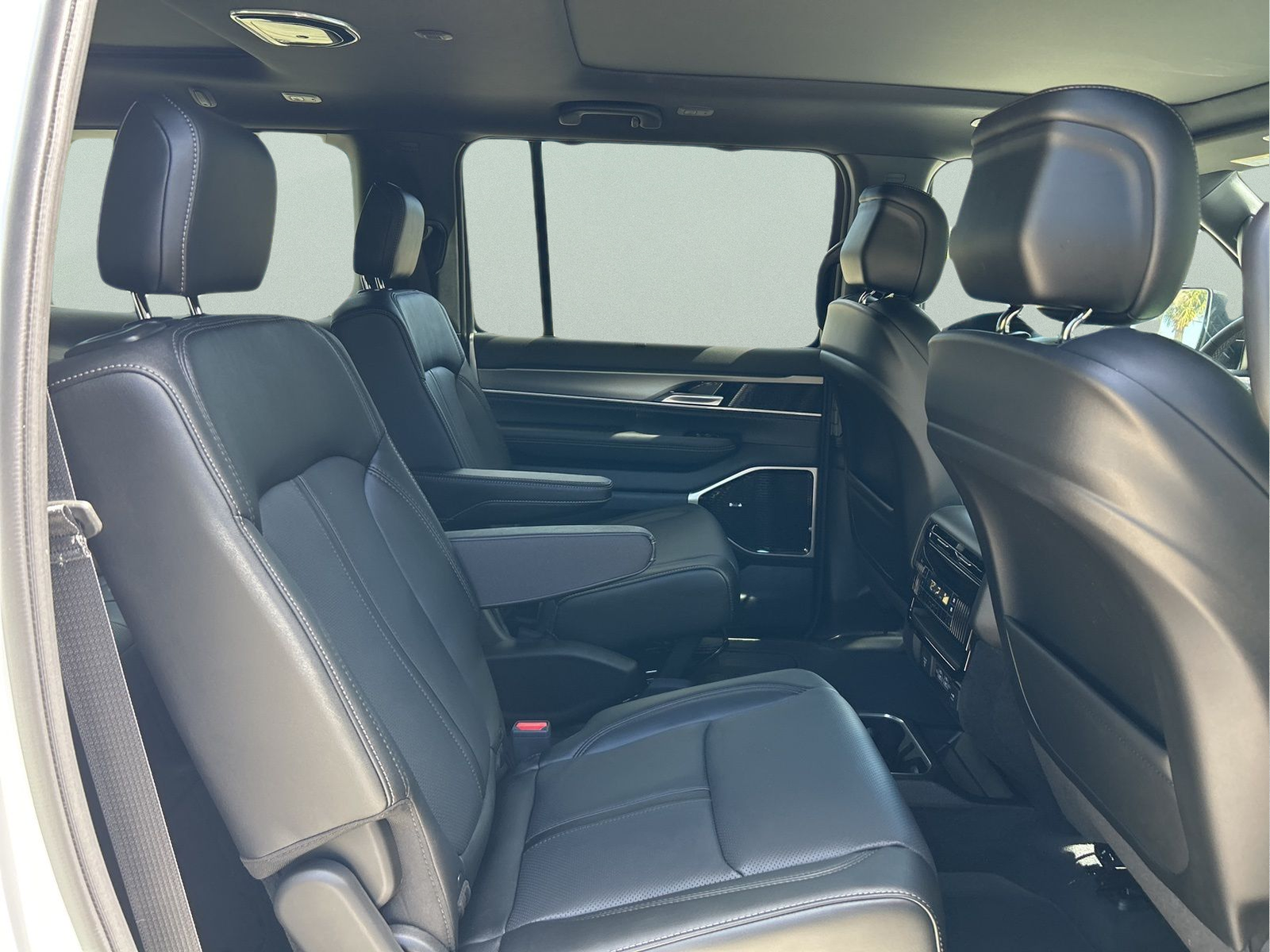 New 2026 Bright White Clear-Coat Exterior Paint Jeep Limited Reserve image 12