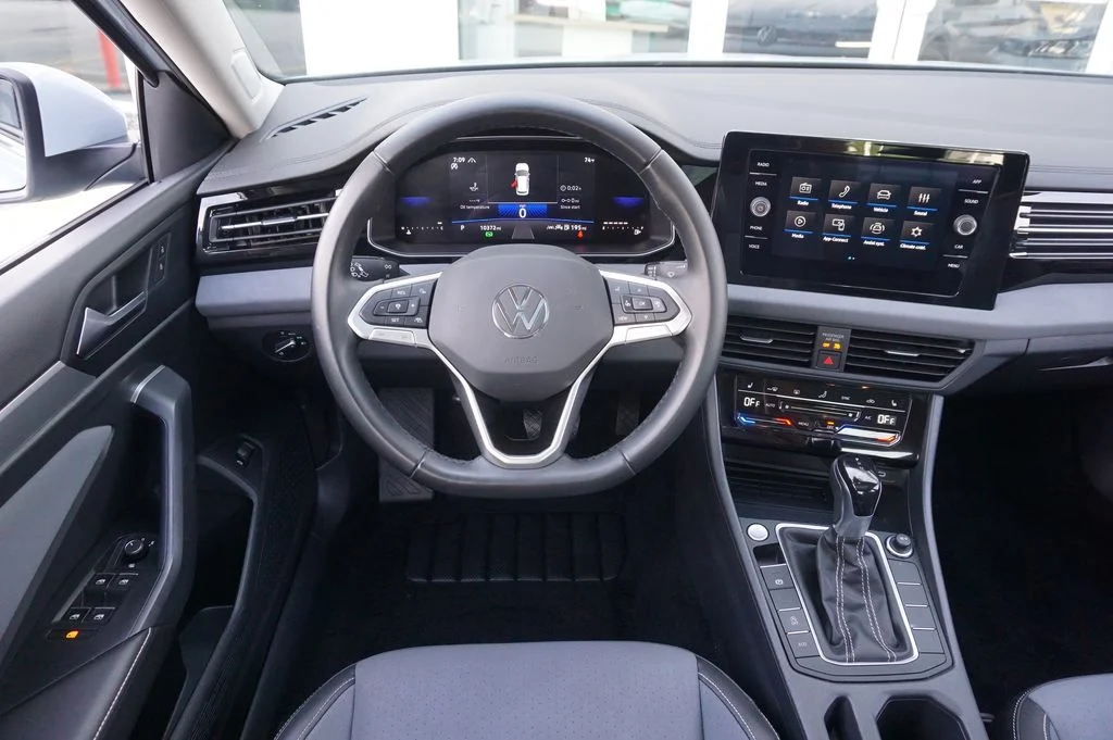 Certified Used 2025 Gray Volkswagen 1.5T SE image 22