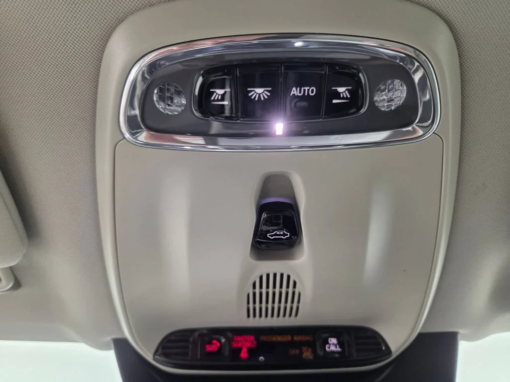 Used 2020 Crystal White Volvo Momentum image 15