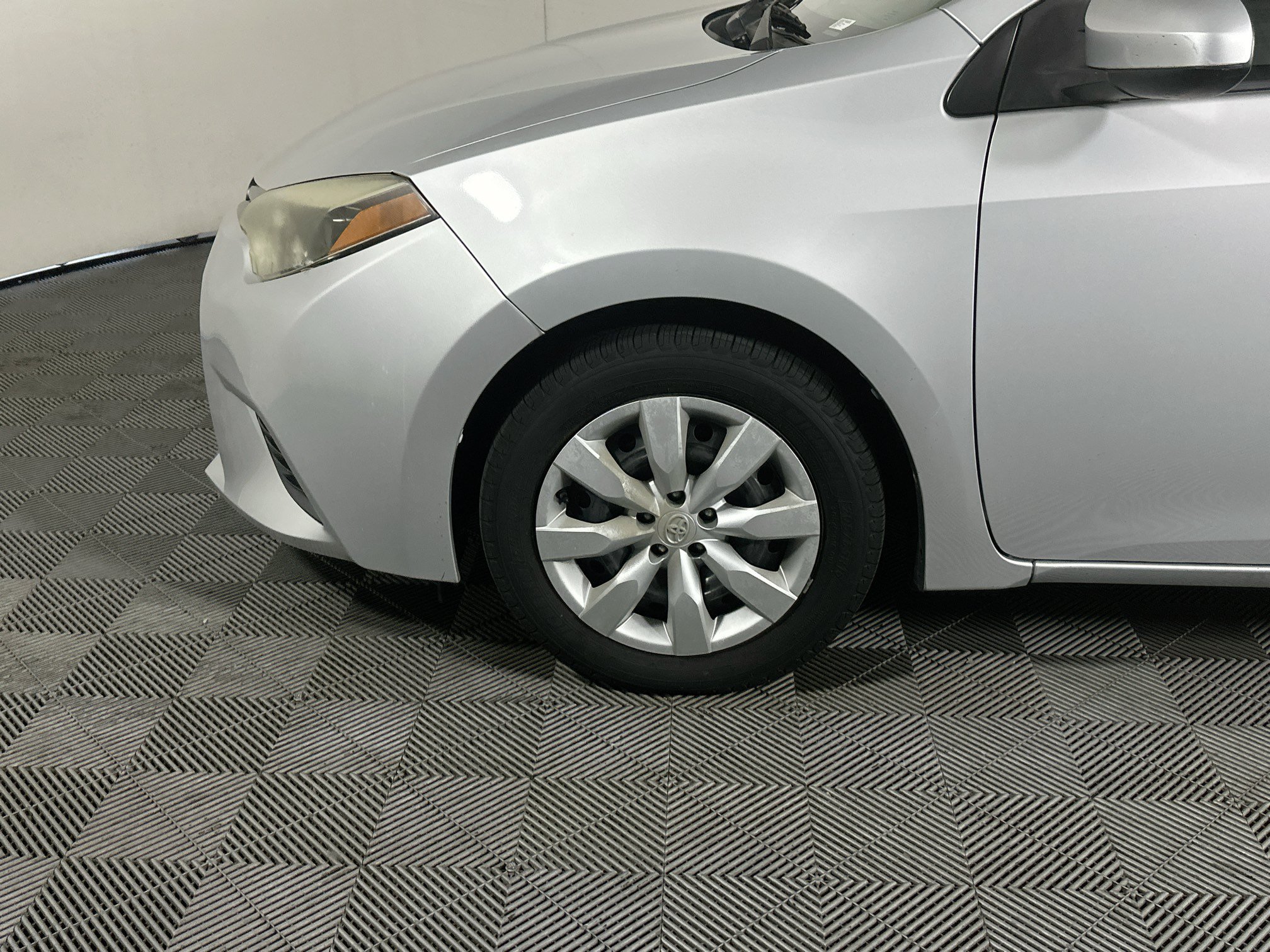 Used 2015 Classic Silver Metallic Toyota LE image 11