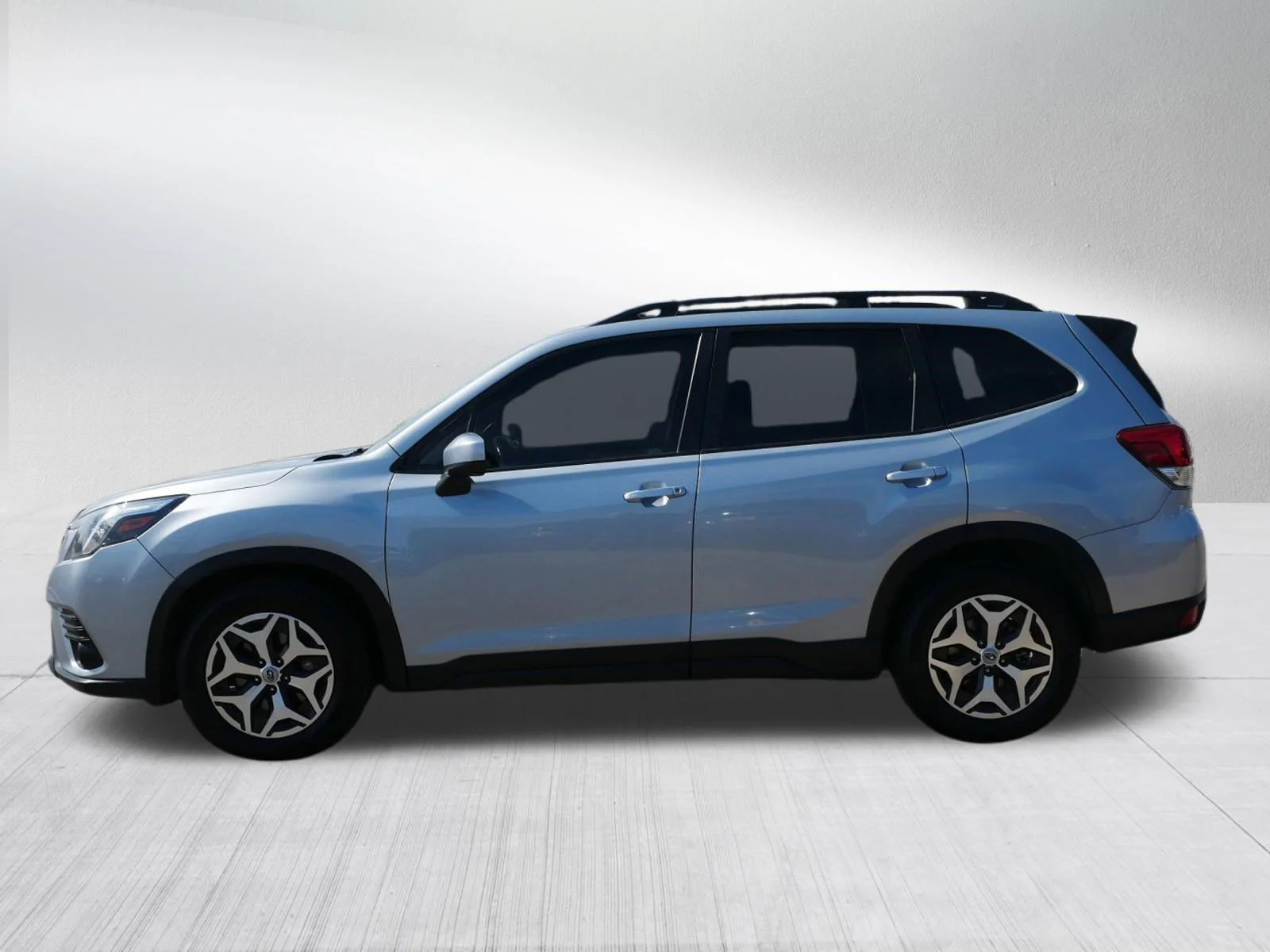 Used 2024 Ice Silver Metallic Subaru Premium image 4