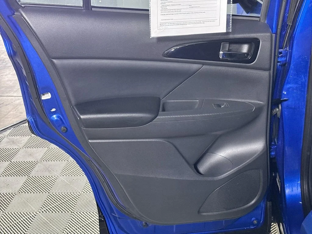 Used 2025 Silver Mitsubishi SE image 18