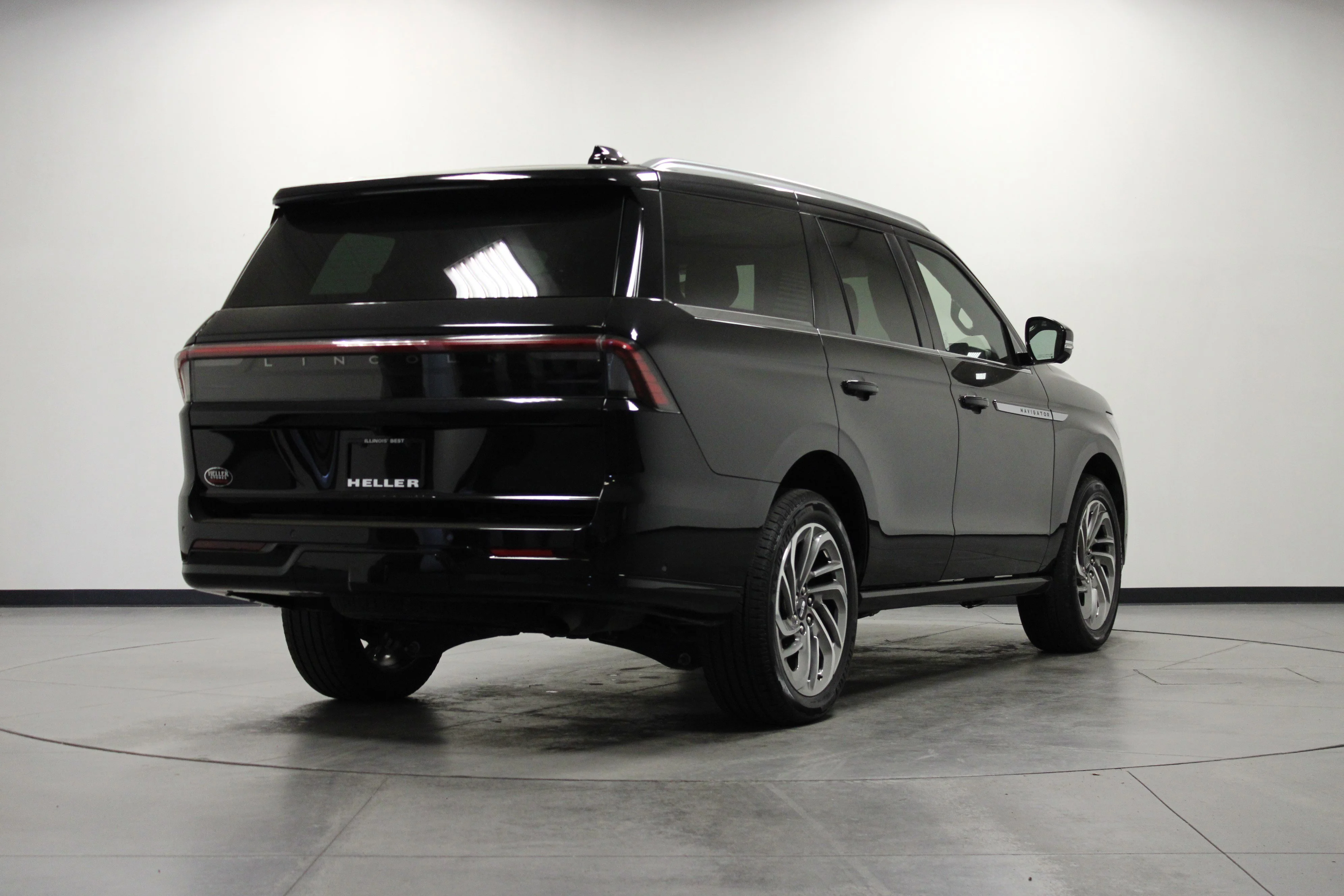 Used 2025 Infinite Black Metallic Clearcoat Lincoln Reserve image 4
