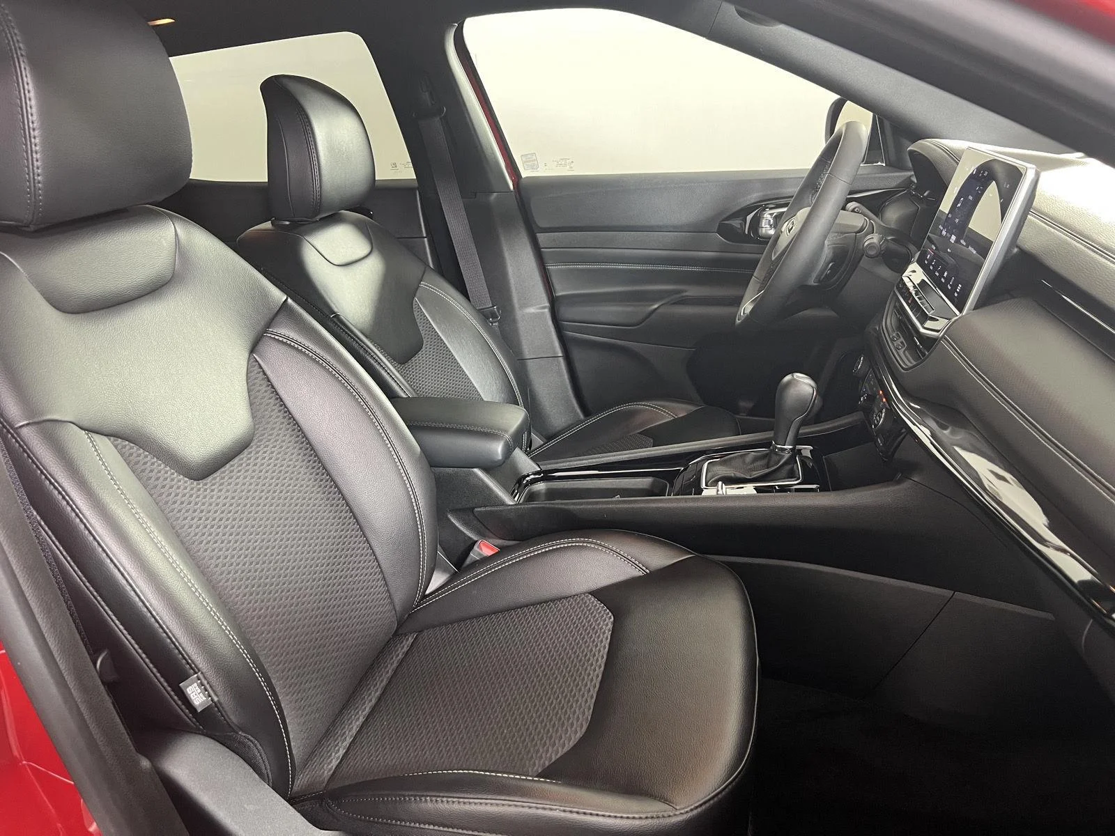Used 2023  Jeep Altitude image 22
