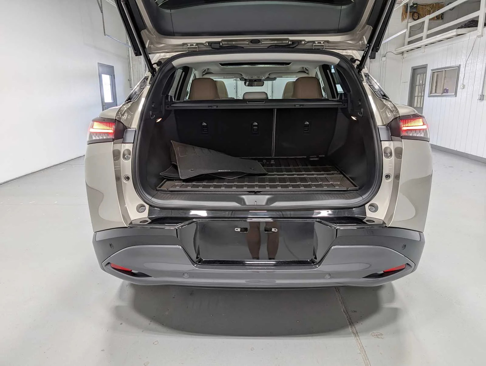 Used 2026 Champagne Silver Metallic Nissan Platinum image 41