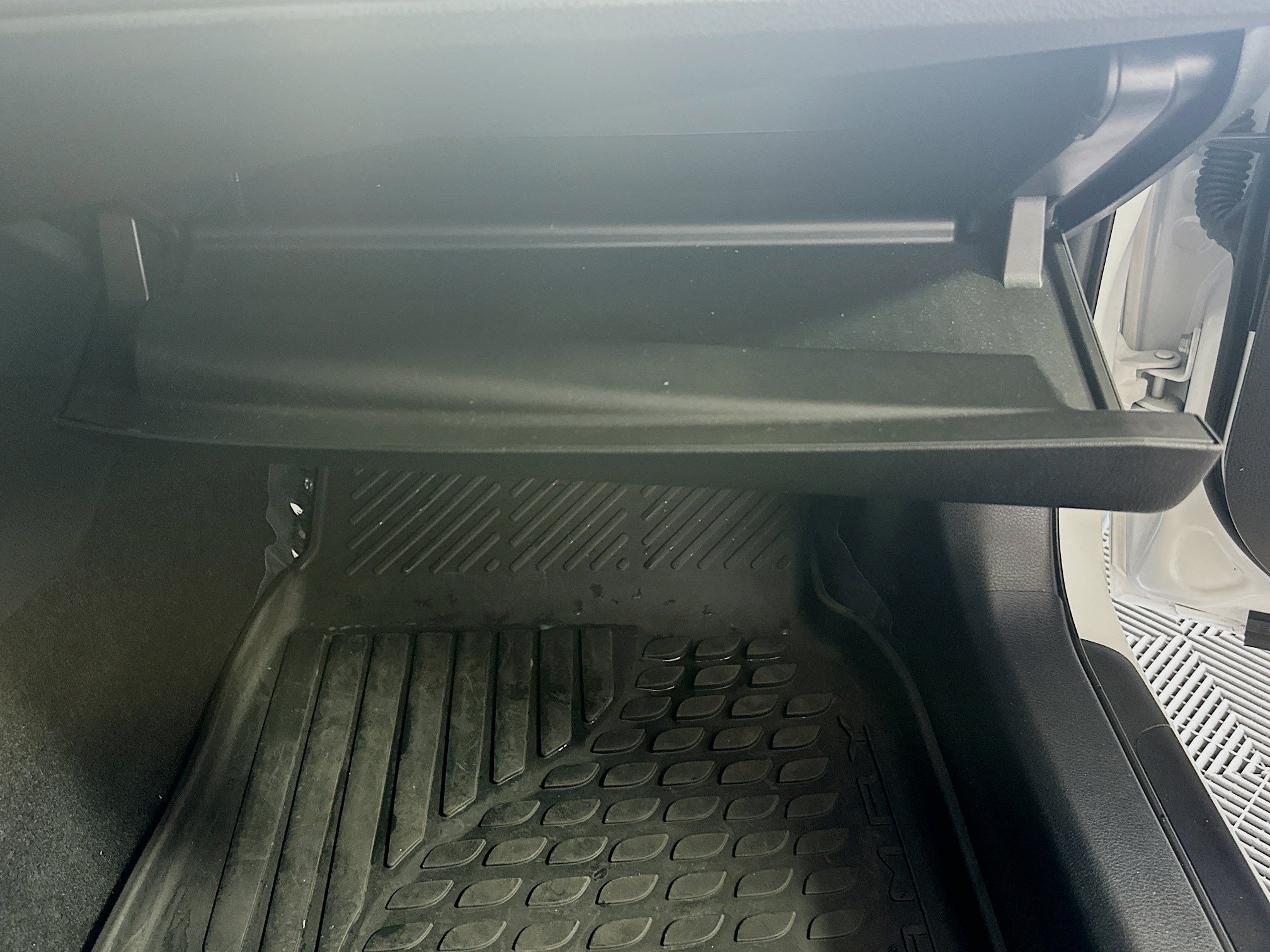 Certified Used 2025 Ice Toyota LE image 32