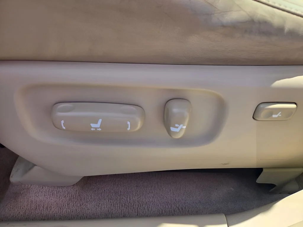 Used 2007 White Lexus 350 image 17