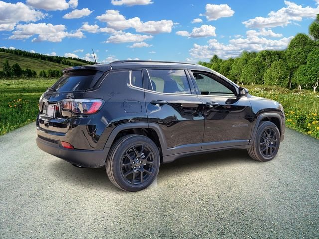New 2026 Diamond Black Crystal Pearl-Coat Exterior Paint Jeep Latitude image 4