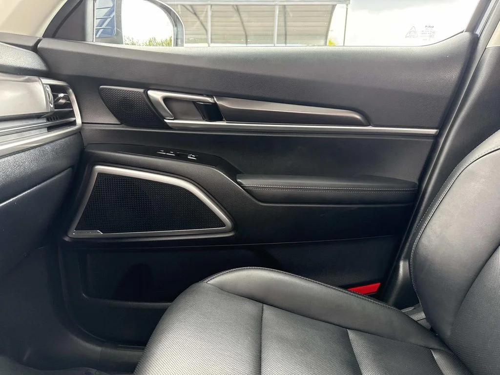 Used 2023 Black Kia S image 31