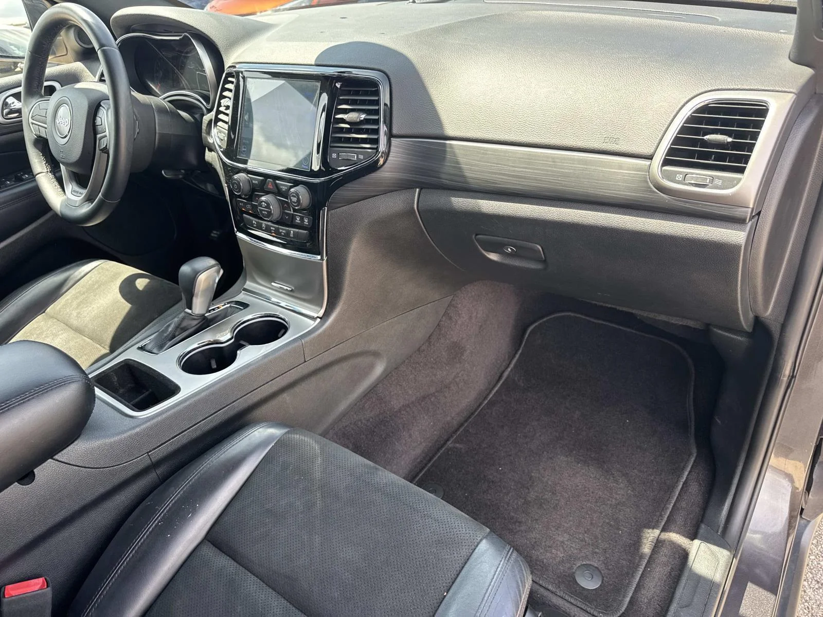 Used 2019 Granite Crystal Metallic Clearcoat Jeep Laredo E 4x2 image 10