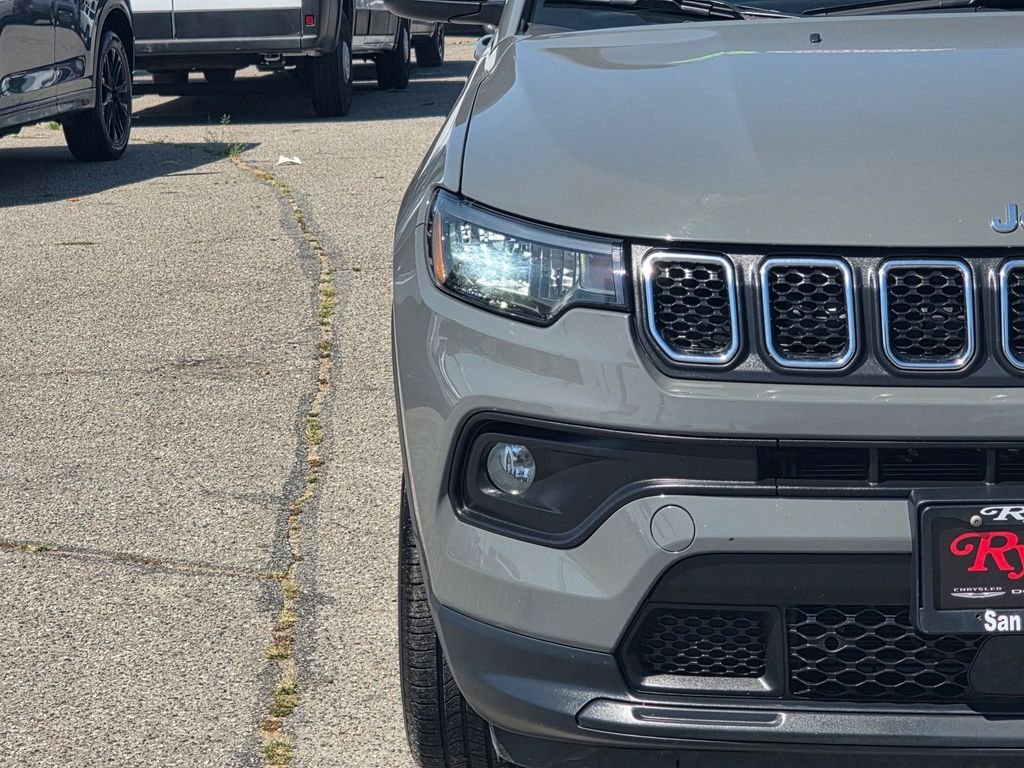 Certified Used 2024 Gray Jeep Latitude image 3