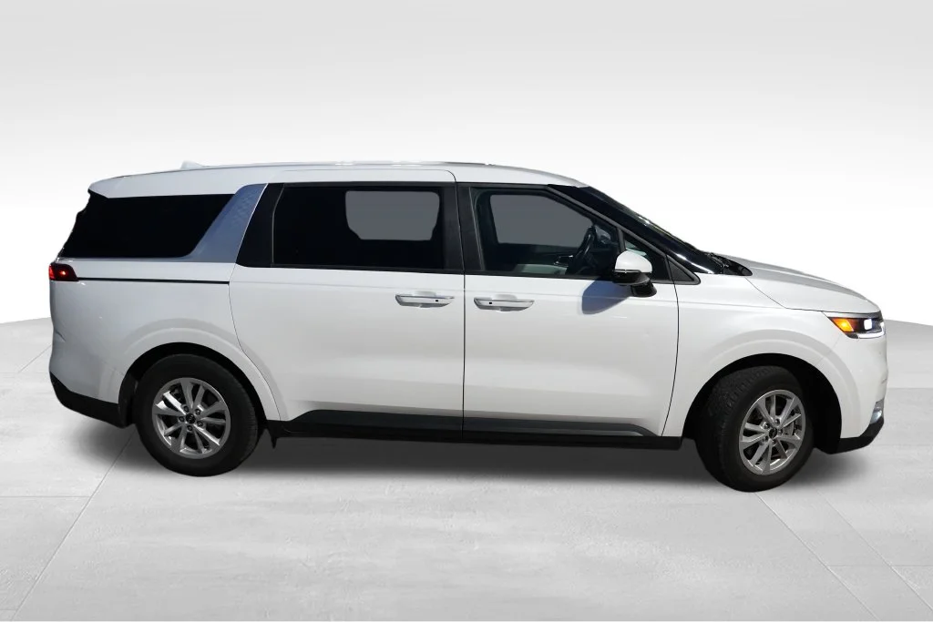 Used 2023 Snow White Pearl Kia LX Seat Package image 2