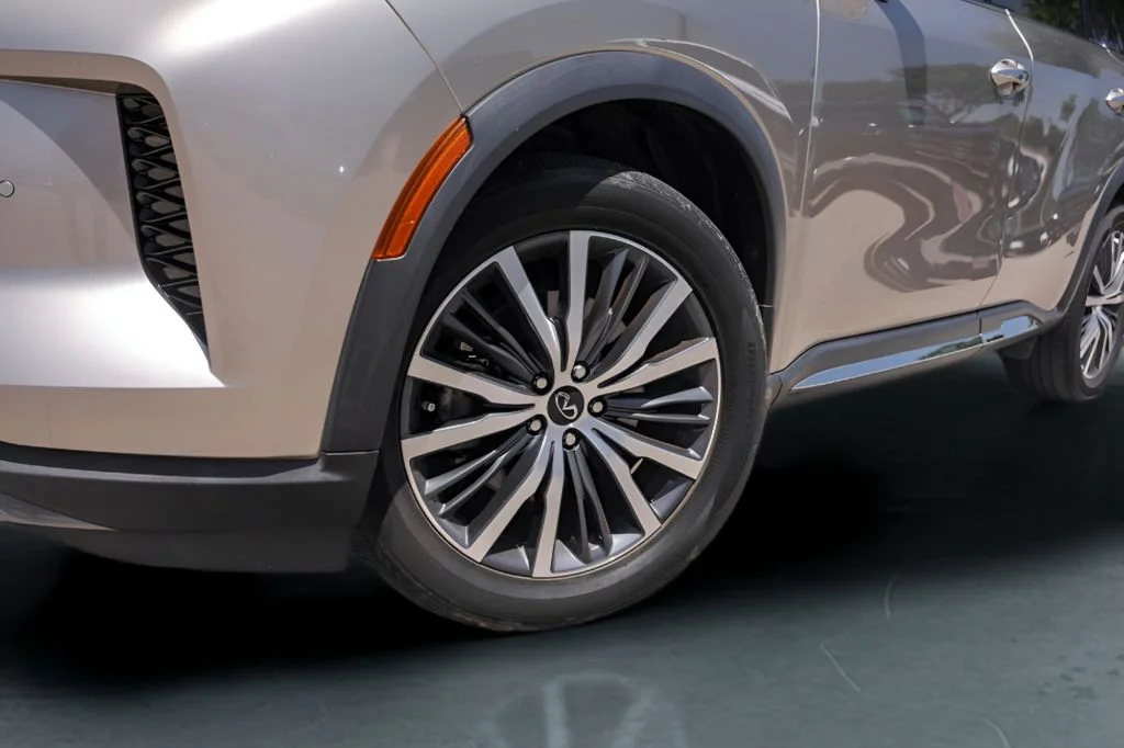 Used 2023 Silver INFINITI Sensory image 4